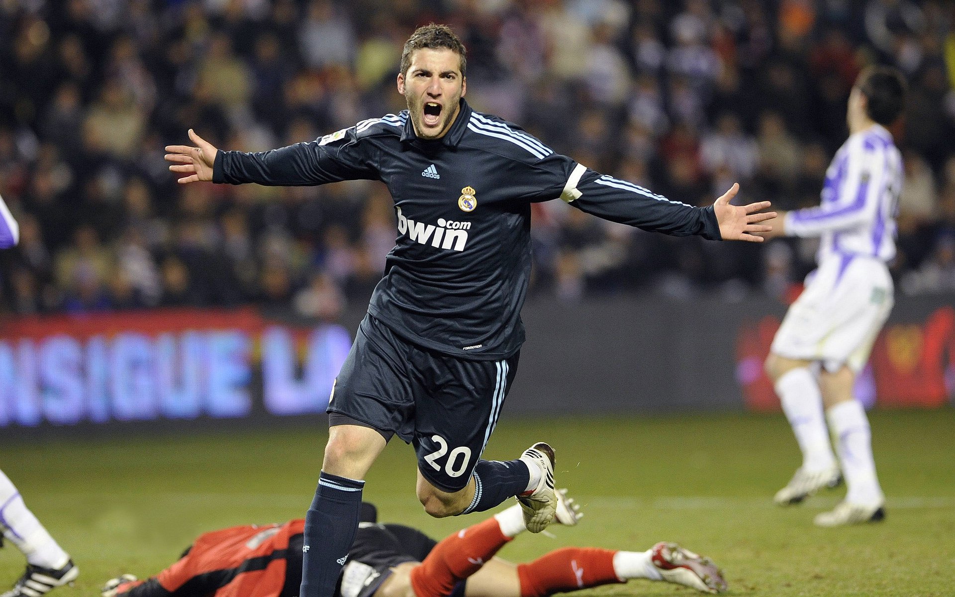 _东京马拉松：运动员突破极限创造佳绩_，东京马拉松事件